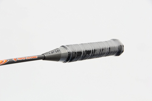 Ракетка бадминтонная (чехол полный), алюминий+карбон, ручка G4 Larsen R-539 500_333
